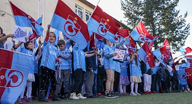 Ahmet Ağaoğlu 10 Bin  Öğrenciye Trabzonspor Forması Hediye Etti.