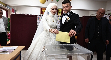 Oy Vermeye Gelinlik ve Damatlıkla Geldiler