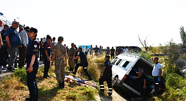 Yolcu Minibüsü Şarampole Devrildi; Ölü ve Yaralılar Var