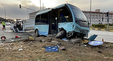 Kamyonet ve Minibüs Çarpıştı 11 Kişi Yaralandı
