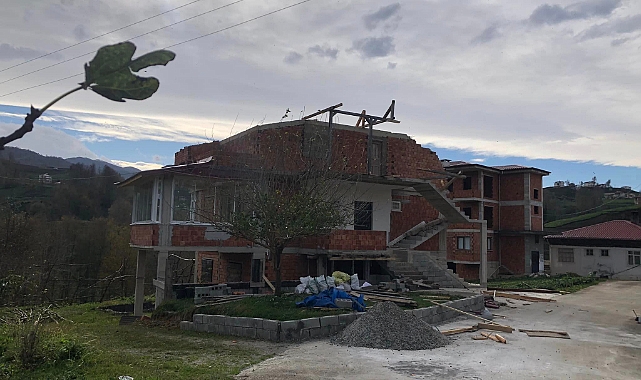 Trabzon'da Faciadan Dönüldü: Fırtına Çatıları Uçurdu