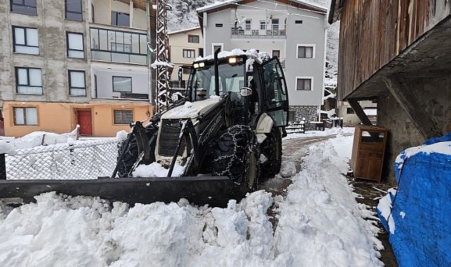 Trabzon Büyükşehir Belediyesi Ekipleri Karla Mücadeleyi Sürdürüyor