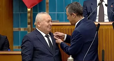 Cemal Enginyurt ve Salih Uzun CHP'ye Katıldı! Rozetlerini Özgür Özel Taktı