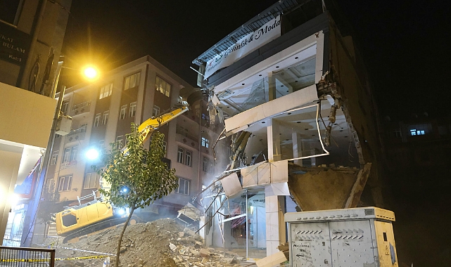 Giresun'da Çökme Tehlikesi Olan 4 Katlı Bina Kontrollü Şekilde Yıkıldı