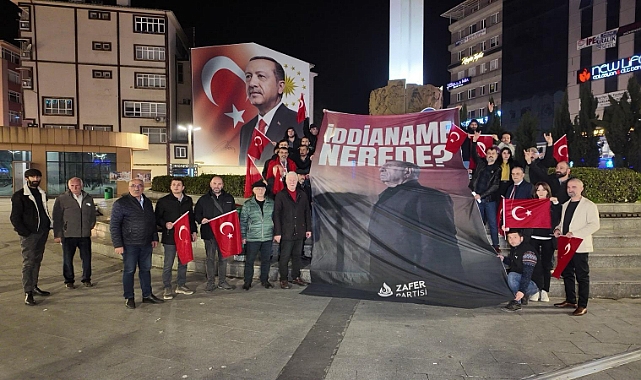 Rize Meydanı'nda Ümit Özdağ İçin Dayanışma: 'Bayrağa Sevdamız Engel Tanımaz!