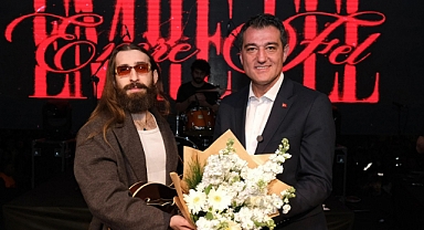 Giresun'da Müzik Rüzgarı: Emre Fel, Aksu Festivali'ni Coşkuyla Salladı!