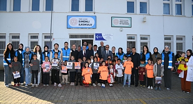 Trabzon Büyükşehir Belediyesi Şalpazarı'nda Öğrencilere Kırtasiye ve Forma Hediye Etti