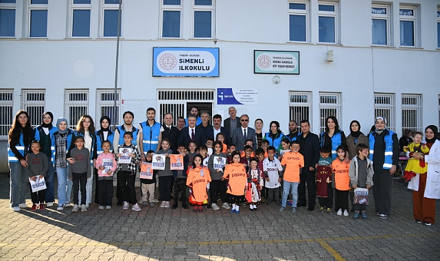 Trabzon Büyükşehir Belediyesi Şalpazarı'nda Öğrencilere Kırtasiye ve Forma Hediye Etti